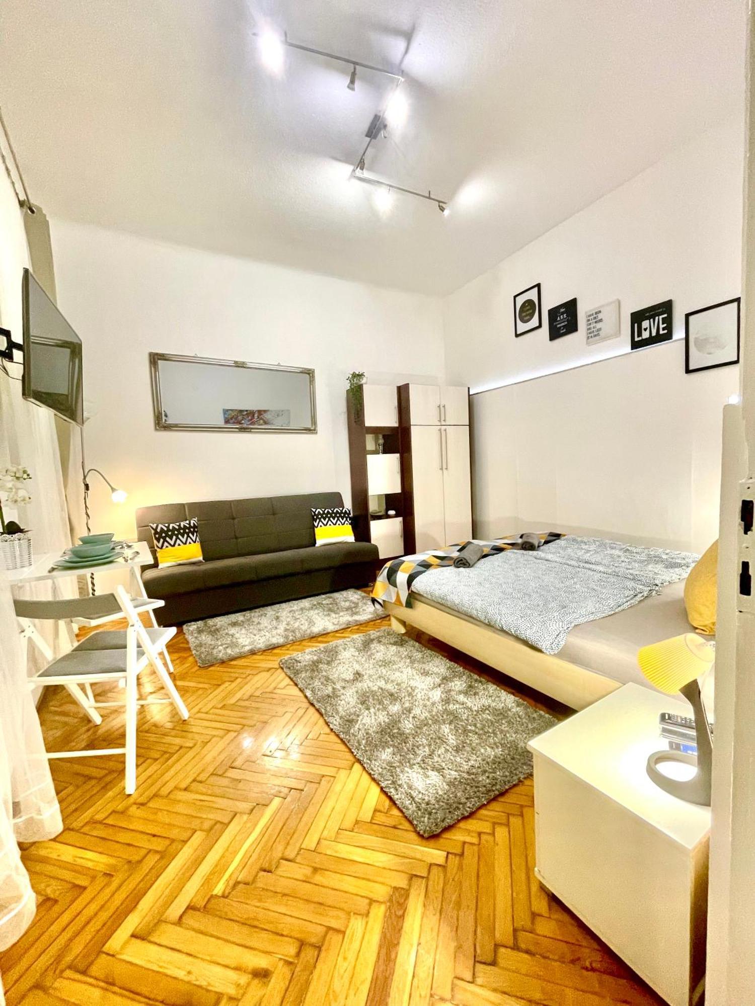 Апартаменти Small Cosy Near The Famous Westend Center