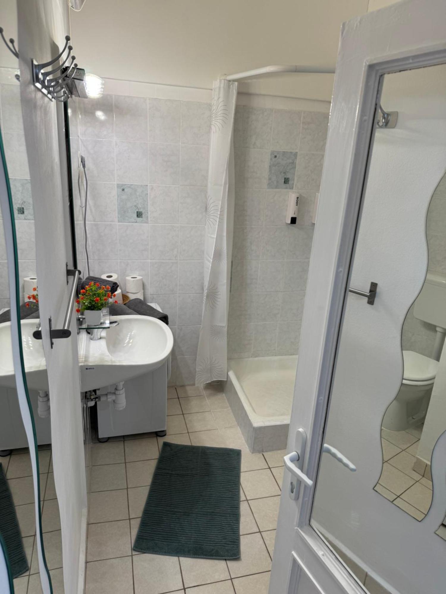 Апартаменти Small Cosy Near The Famous Westend Center Будапешт