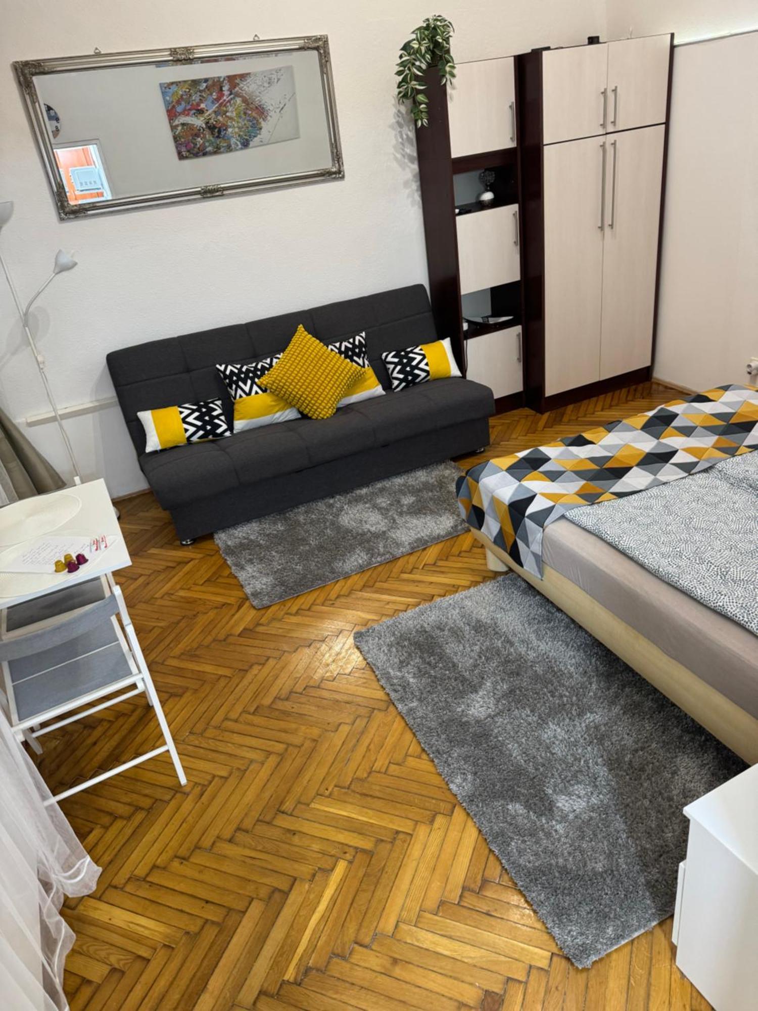 Small Cosy Near The Famous Westend Center Apartment Budapest