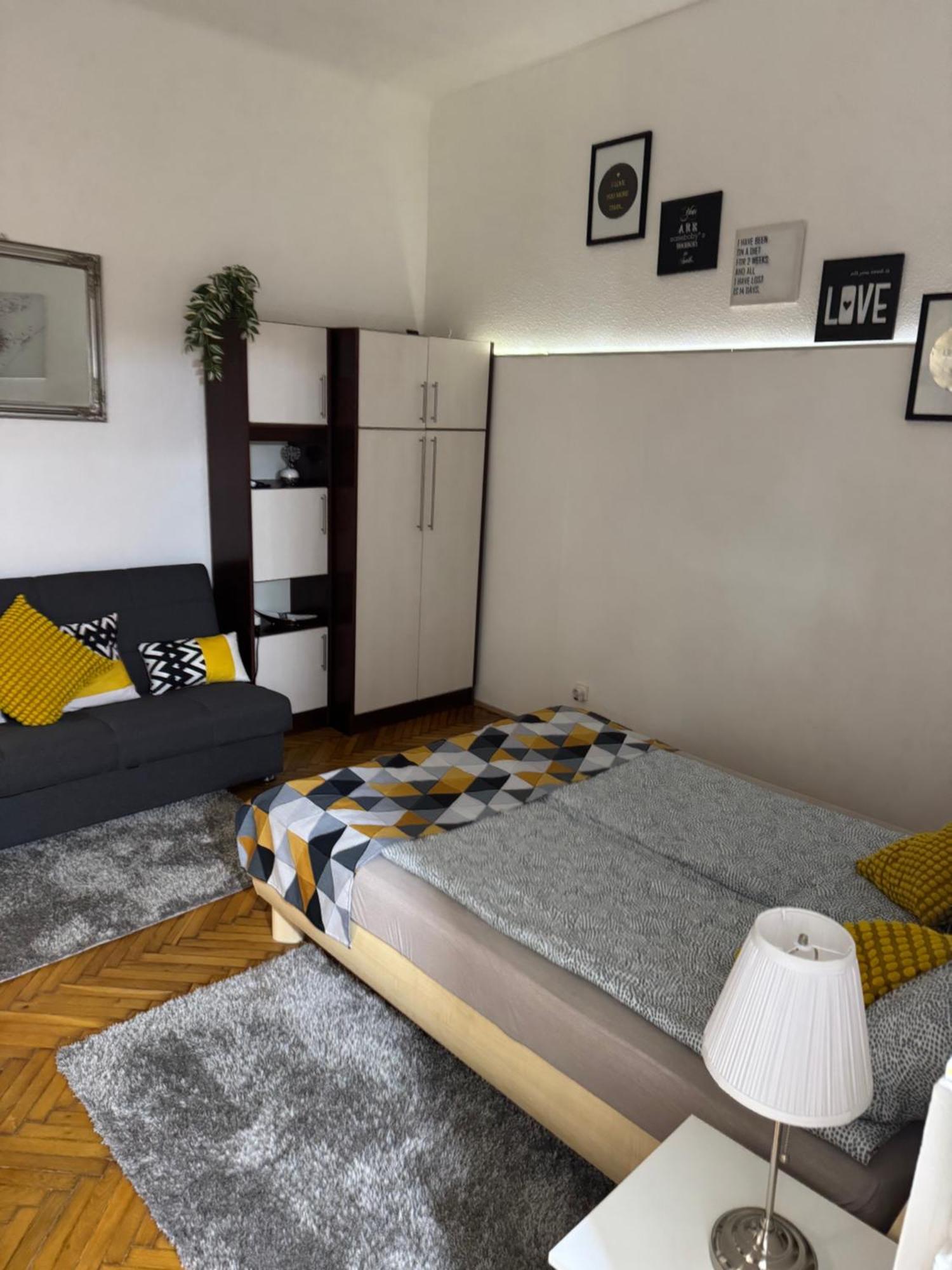 Small Cosy Near The Famous Westend Center Apartment Budapest