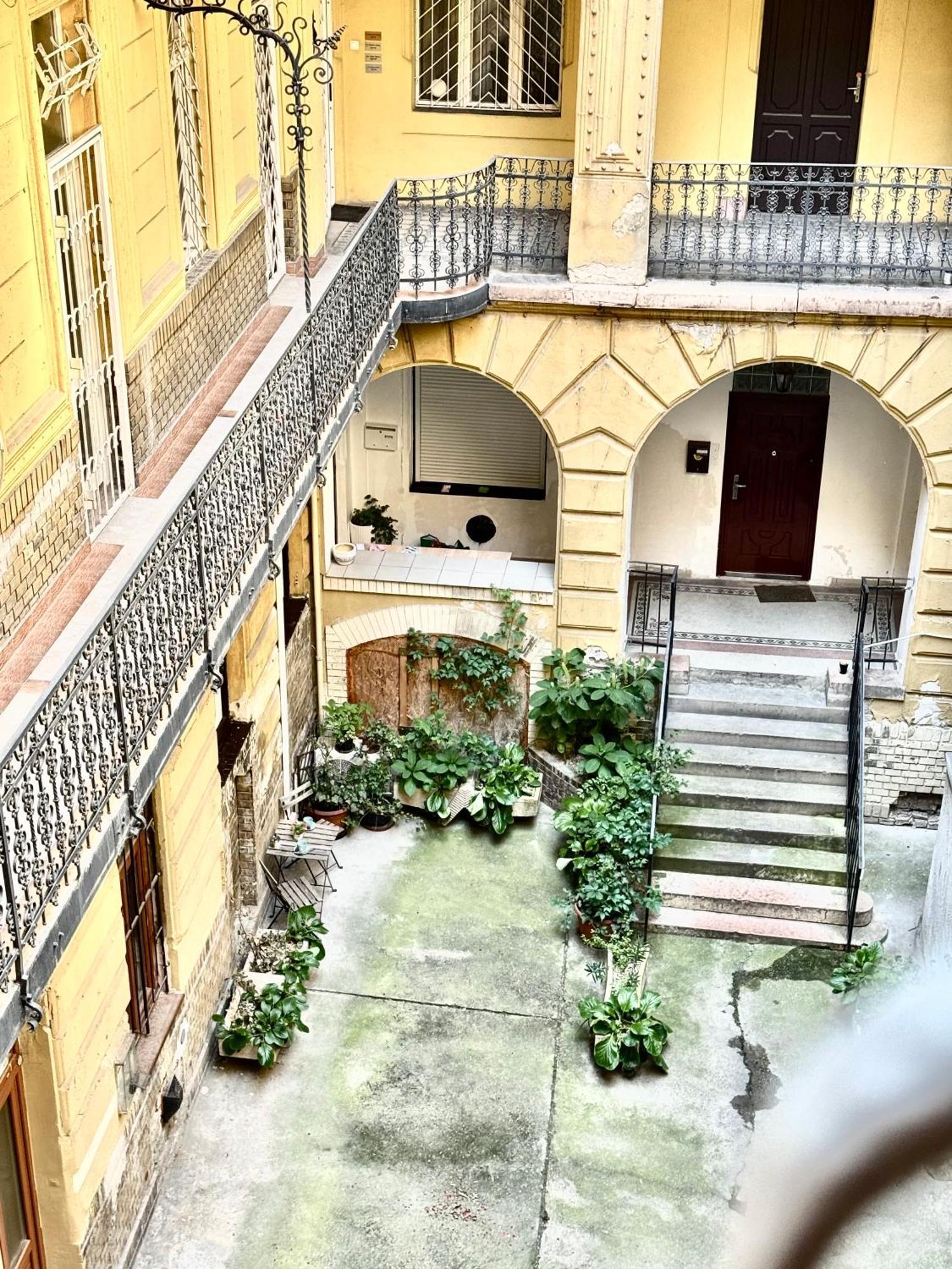 Small Cosy Near The Famous Westend Center *
